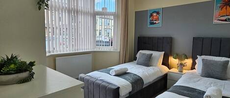 5 bedrooms, iron/ironing board, Internet, bed sheets
