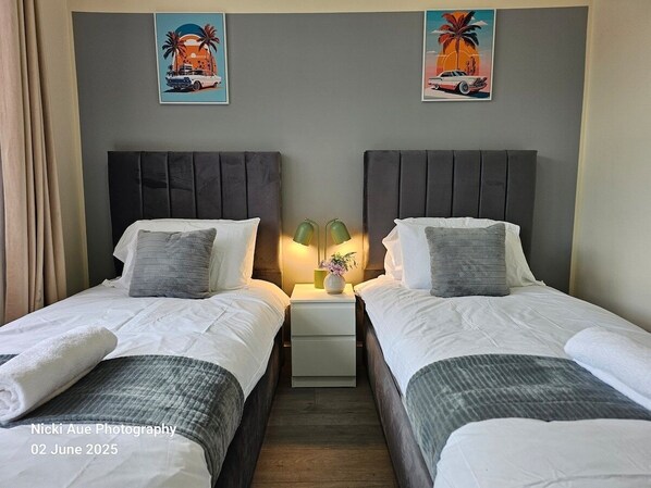 5 bedrooms, iron/ironing board, internet, bed sheets