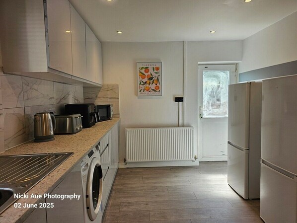 Kühlschrank, Kochgeschirr/Geschirr/Besteck, Gewürze