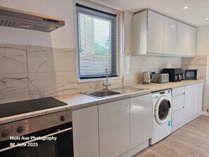 Kühlschrank, Kochgeschirr/Geschirr/Besteck, Gewürze