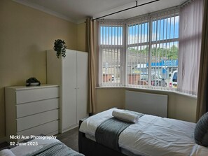 5 bedrooms, iron/ironing board, internet, bed sheets