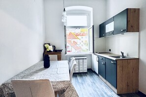 Private kitchen - Cozy 2BR Apartment | Quiet & Well-Connected (Klosterneuburg)