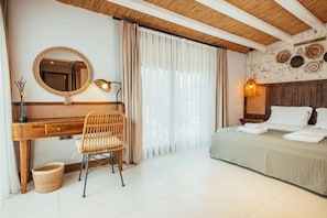 Deluxe kamer, patio, uitzicht op zwembad | Een bureau, een laptopwerkplek, gratis wifi