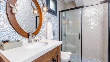 Deluxe Oda, Veranda, Havuz Manzaralı | Banyo | Duş, saç kurutma makinesi, havlu, sabun