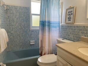 Een haardroger, handdoeken