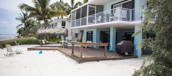 *Charming Beach House directly ON the beach