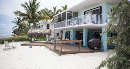 *Charming Beach House directly ON the beach