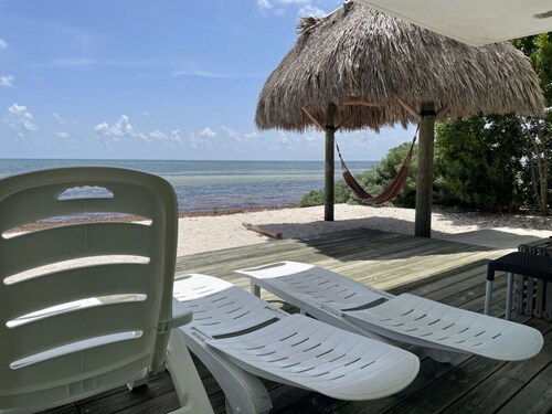 *Charming Beach House directly ON the beach
