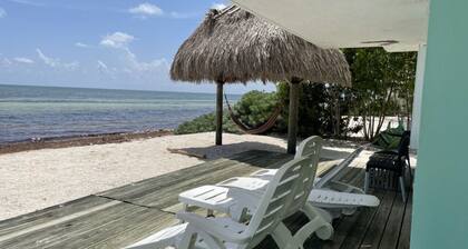 *Charming Beach House directly ON the beach