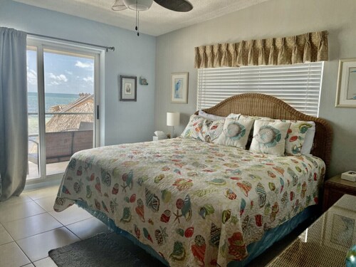 *Charming Beach House directly ON the beach