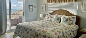 *Charming Beach House directly ON the beach