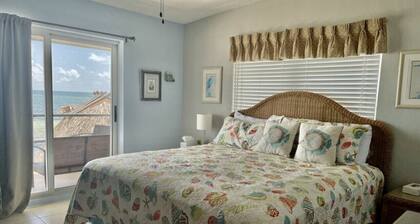 *Charming Beach House directly ON the beach