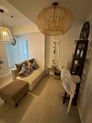 Living area - Azure Staycations by M&M 1 (Parañaque)