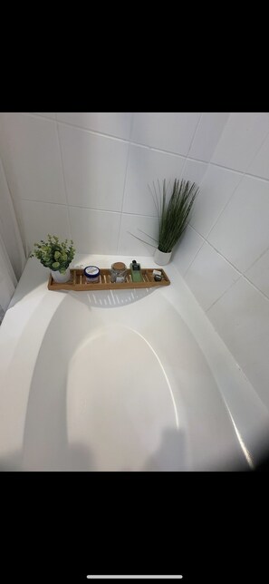 Haartrockner, Handtücher, Seife, Toilettenpapier