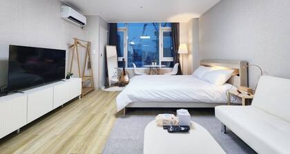 Unbeatable Location! Only 2 Min Walk from Sinsa Station