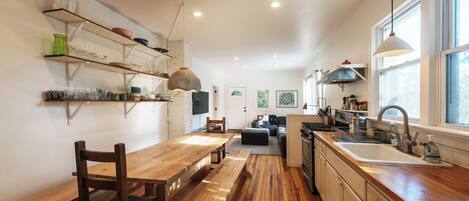 Kühlschrank, Ofen, Wasserkocher mit Kaffee-/Teezubehör