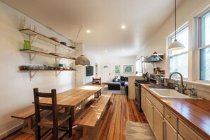 Kühlschrank, Ofen, Wasserkocher mit Kaffee-/Teezubehör