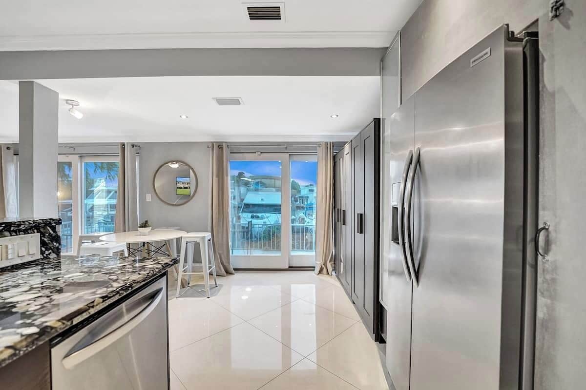 Classic Single Room, 1 Queen Bed, Patio (Hendrick 1) | Living area