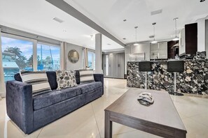 Quarto solteiro clássico, 1 cama Queen, varanda | Área de estar