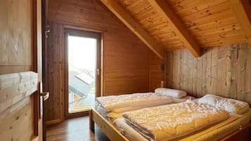 3 quartos, ferros/tábuas de passar roupa, berço de viagem