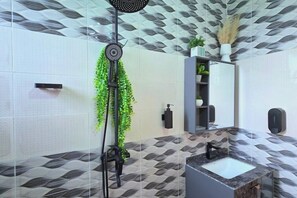 Dusche, Haartrockner, Handtücher, Seife