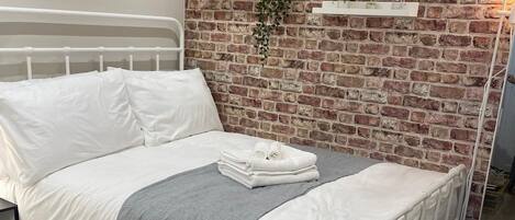 1 dormitorio, tabla de planchar con plancha, wifi y ropa de cama