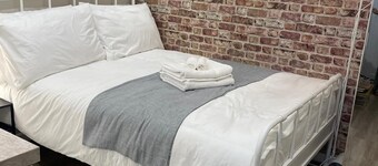 modern studio with WiFi in charming manchester near metro link tram stop