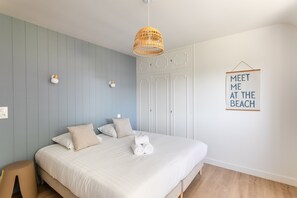 6 bedrooms, iron/ironing board, free WiFi, bed sheets