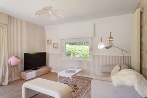 TV, books, stereo, offices