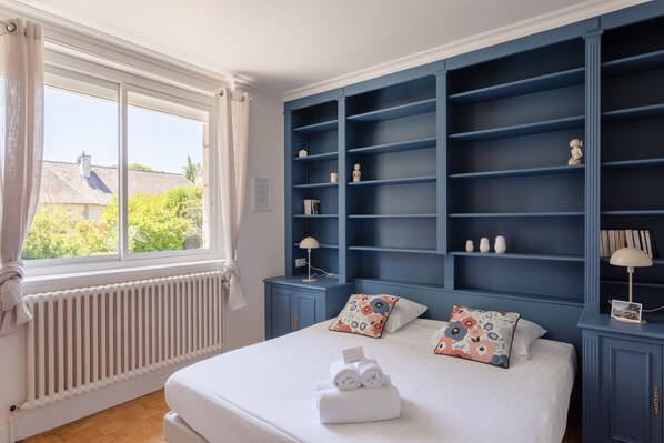 6 bedrooms, iron/ironing board, free WiFi, bed sheets