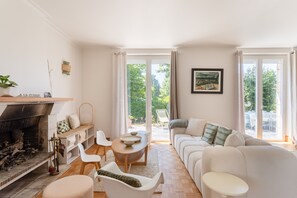 TV, books, stereo, offices