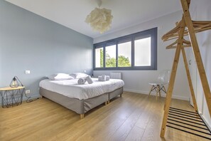 5 bedrooms, iron/ironing board, free WiFi, bed sheets