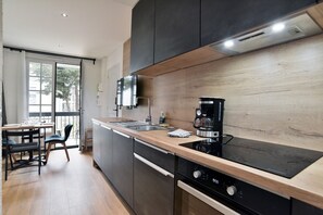 Fridge, oven, dishwasher, coffee/tea maker