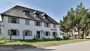Ein zweistöckiges Gebäude mit einem Schild, auf dem ‚Morgane‘ steht.
