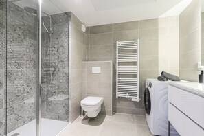 Sèche-cheveux, serviettes fournies