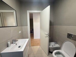 Sèche-cheveux, bidet, serviettes fournies, savon