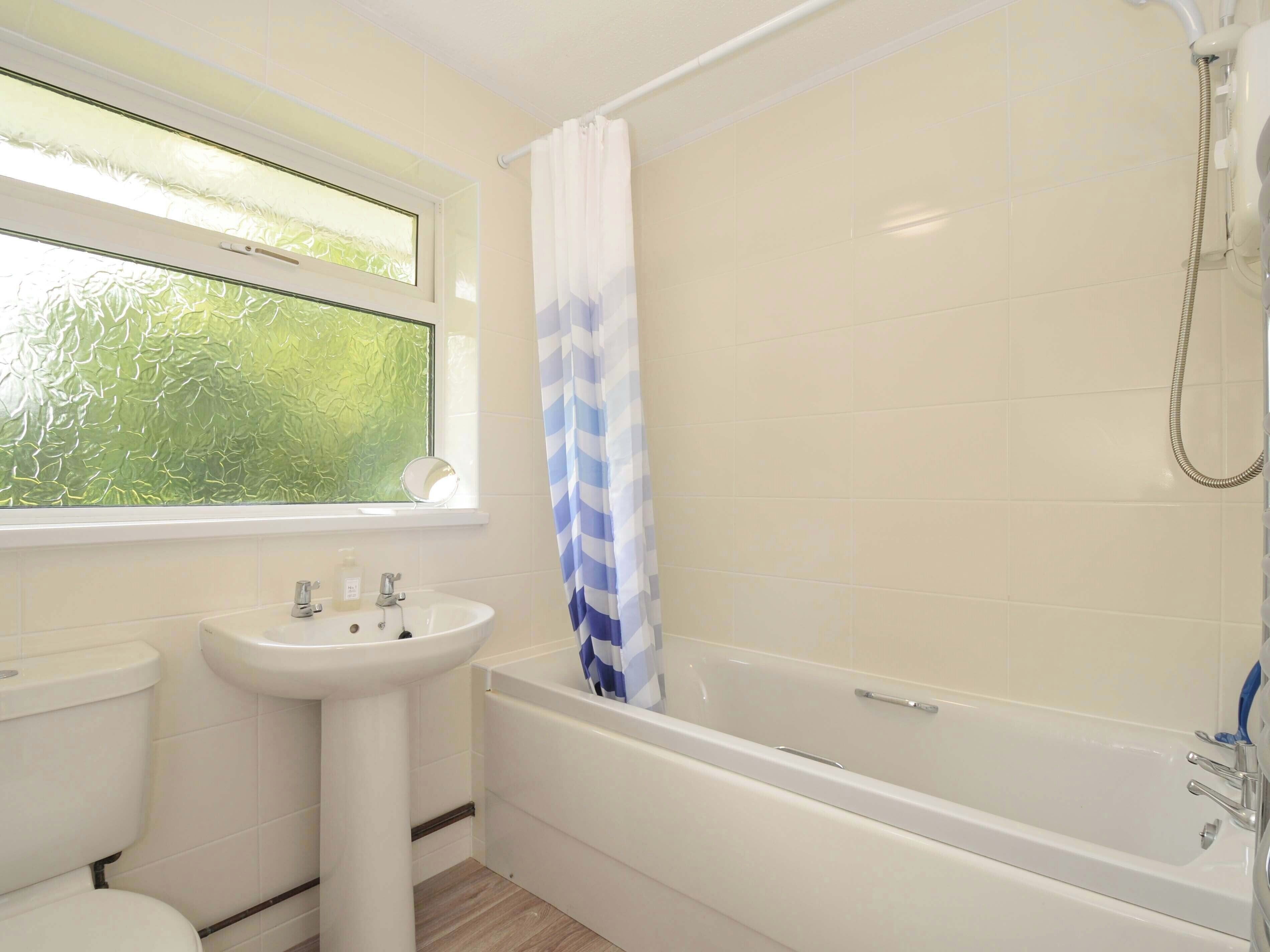 Un baño con inodoro, lavamanos y bañera.