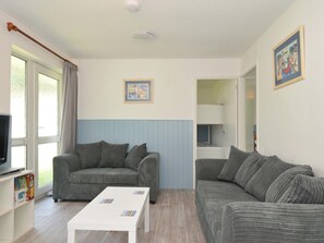 Living area - 4 Rosecraddoc Lodge Holiday Bungalows (Liskeard)