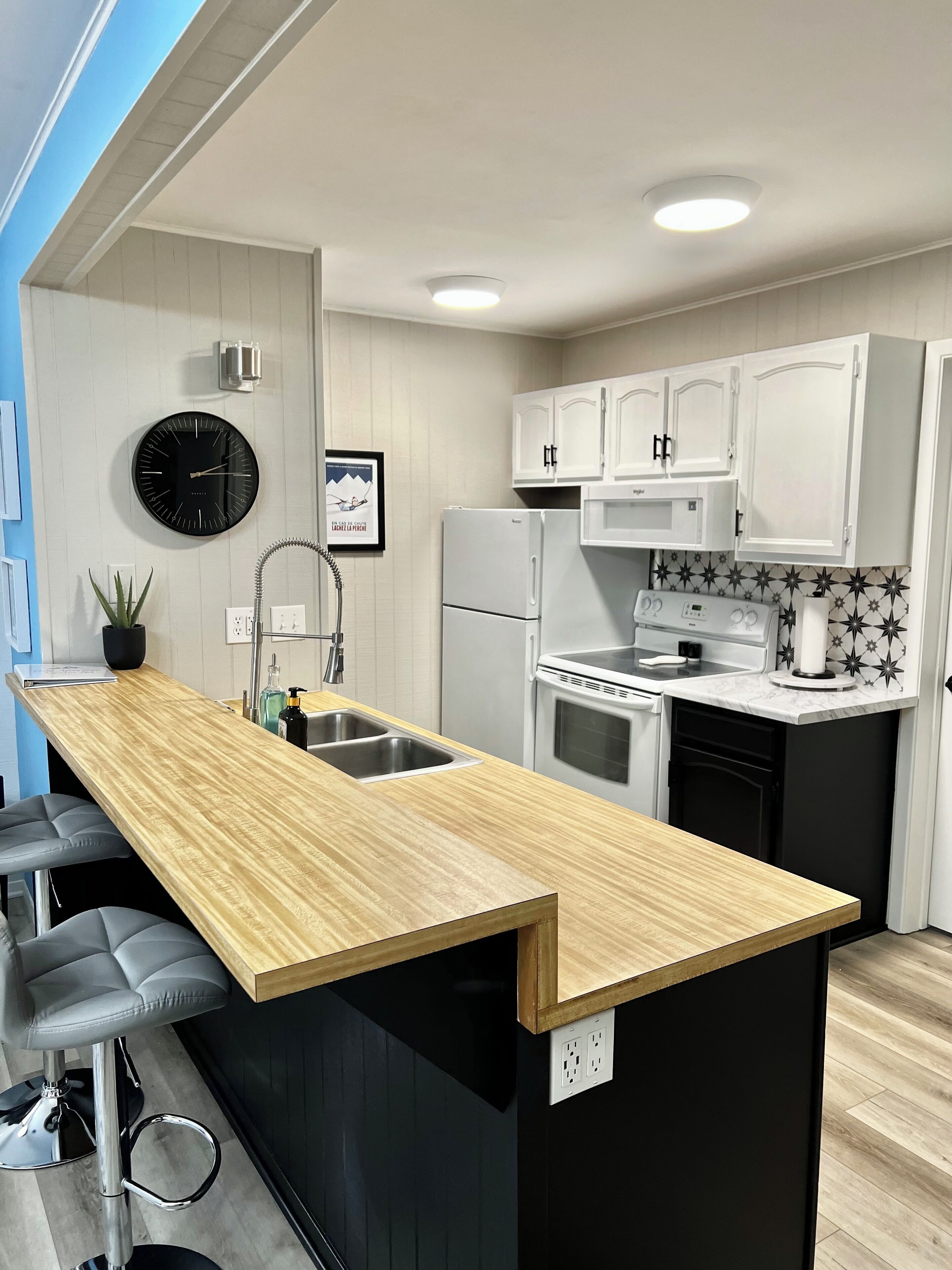 Mikrobølgeovn, ovn, kokeplater og oppvaskmaskin