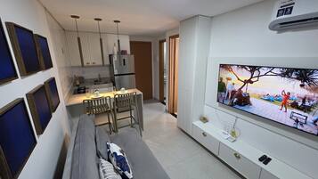 Apartamento conforto, vista para o pátio | Área de estar