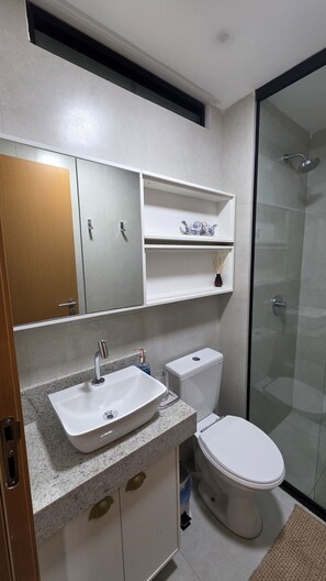 Apartemen Comfort, pemandangan halaman | Kamar mandi | Handuk, sabun,  dan tisu toilet
