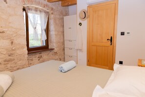 House, 3 Bedrooms | Iron/ironing board, free cribs/infant beds, free WiFi, bed sheets - Traditional stone house Tonca  (Ložišća)