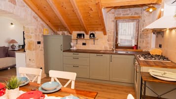 House, 3 Bedrooms | Private kitchen | Toaster, cleaning supplies, freezer, paper towels