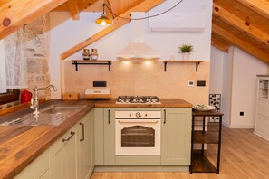 House, 3 Bedrooms | Private kitchen