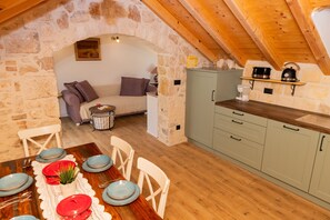 Huis, 3 slaapkamers | Privékeuken | Een broodrooster, schoonmaakproducten, een diepvriezer, keukenpapier