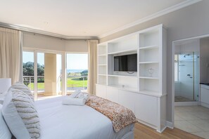 Appartement Confort, balcon, vue partielle sur l'océan | Coffres-forts dans les chambres, fer et planche à repasser