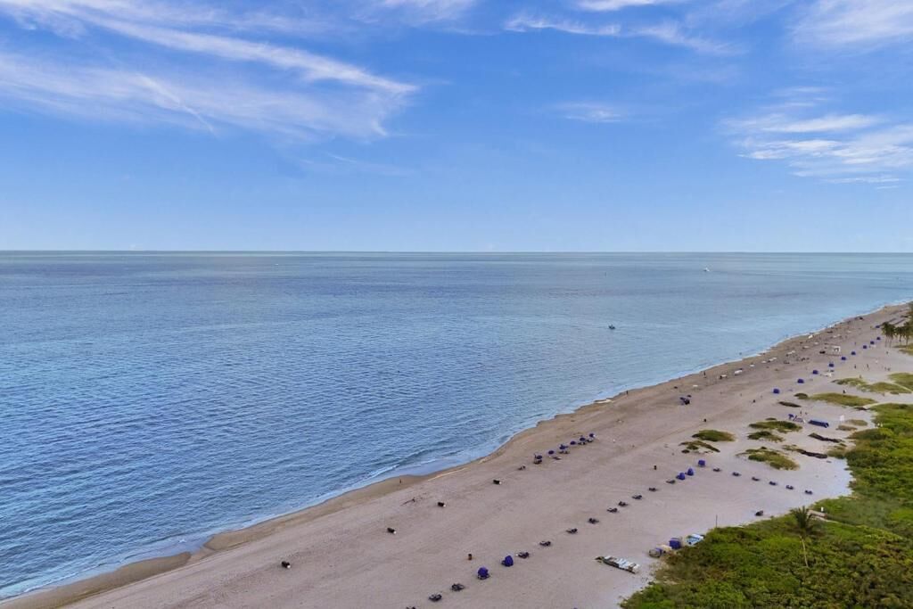 Private beach, white sand, sun loungers