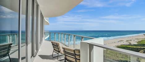 شقة - غرفتا نوم - بمطبخ - بمنظر للمحيط | شرفة