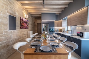 Vila, 6 quartos, para fumantes, piscina particular | Cozinha privada | Micro-ondas, máquina de café expresso, cafeteira/chaleira