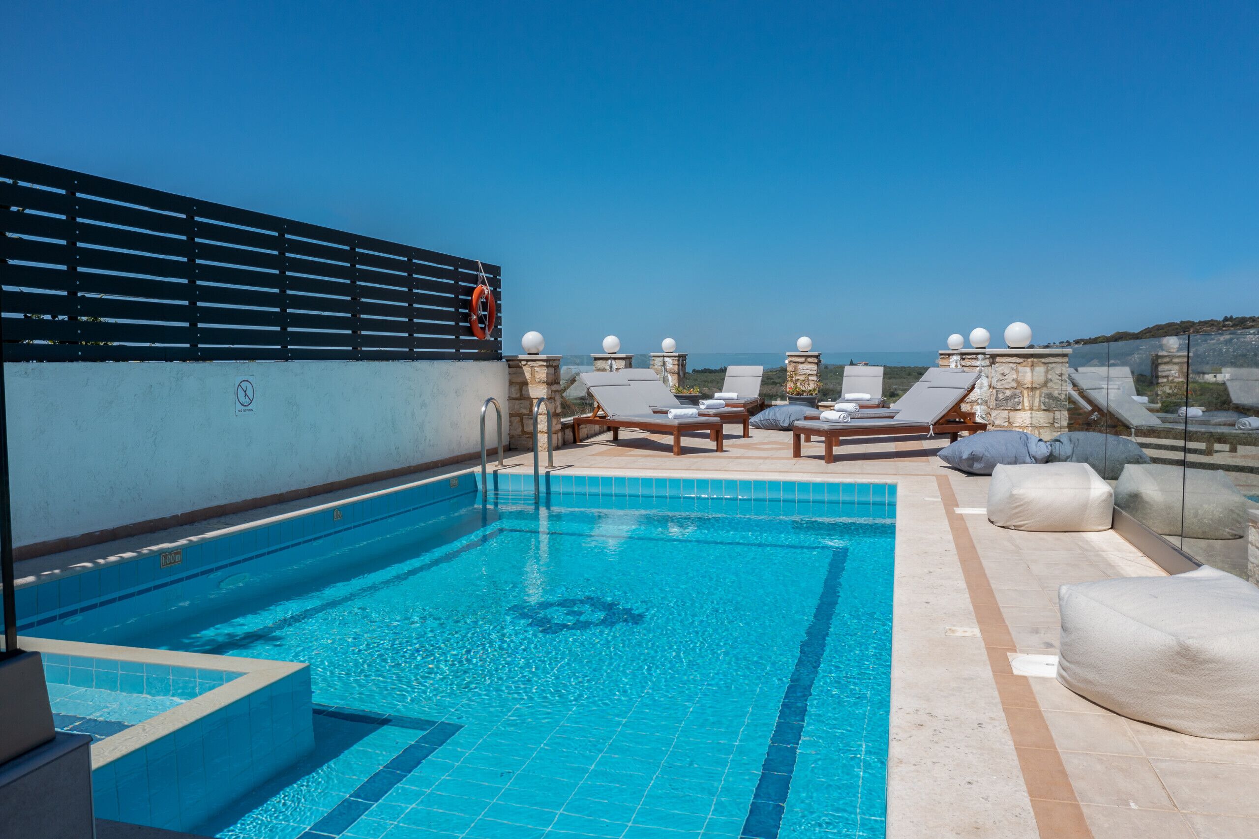 Piscina externa, guarda-sóis, espreguiçadeiras